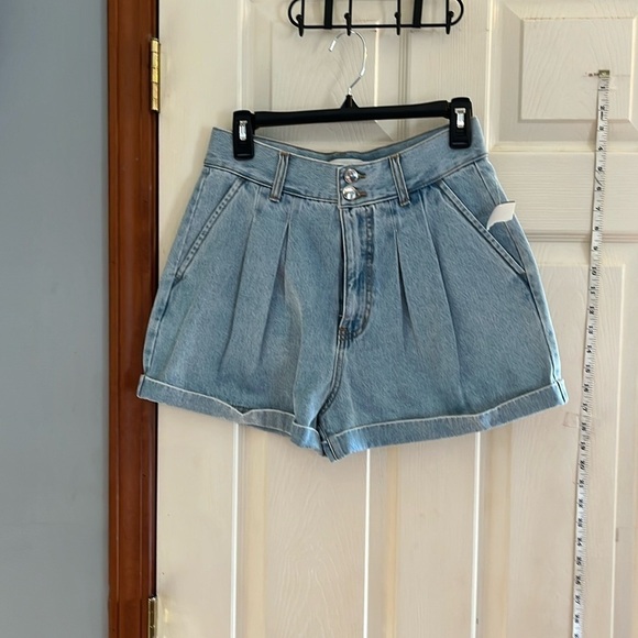NWT-Madeline&Monroe-28 waist-light wash-mom paper bag feather denim shorts. - Picture 1 of 11